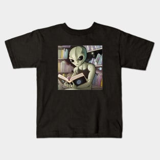 Believe in Yourself Funny an Alien reading a Book Kids T-Shirt